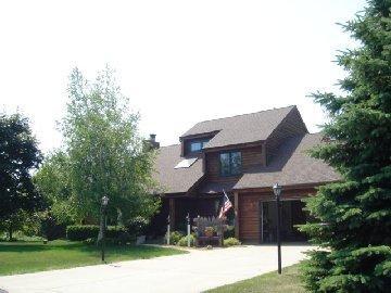 5595 Kengary Ct., Hartford, WI 53086