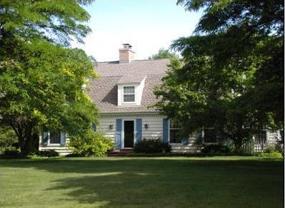 310 W Woodlyn Dr, Mequon, WI 53092