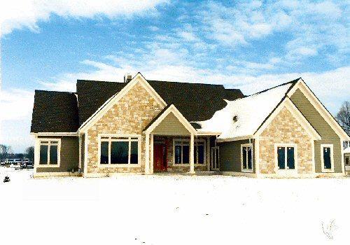 W243N2709 Creekside Ct., Pewaukee, WI 53072