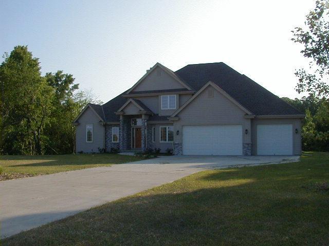 W234N3345 Harvest Ln., Pewaukee, WI 53072