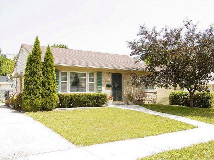 32 W Lincoln Ave, Hartford, WI 53027