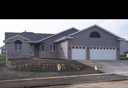 409 S Creek Dr., Elkhorn, WI 53121