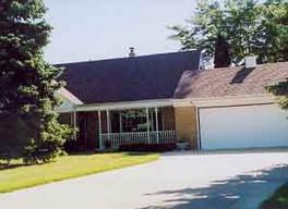 10212 N Grasslyn Rd, Mequon, WI 53092