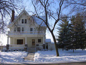 329 E Pleasant St., Oconomowoc, WI 53066