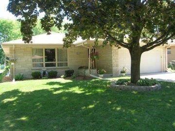 4212 N 95th St, Wauwatosa, WI 53222