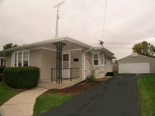 816 Saxony Dr, Racine, WI 53402