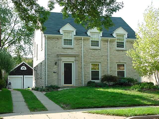 2421 N 88th St., Wauwatosa, WI 53226