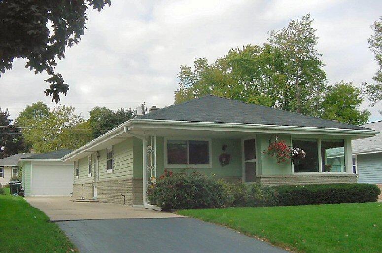 2223 N 115th St., Wauwatosa, WI 53226