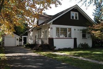 542 N Oakwood Ave, Oconomowoc, WI 53066