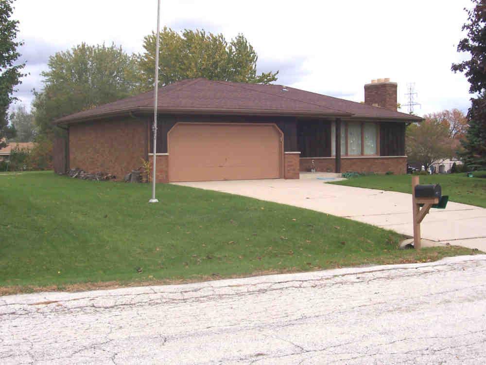 7912 W Leroy Ave., Greenfield, WI 53220