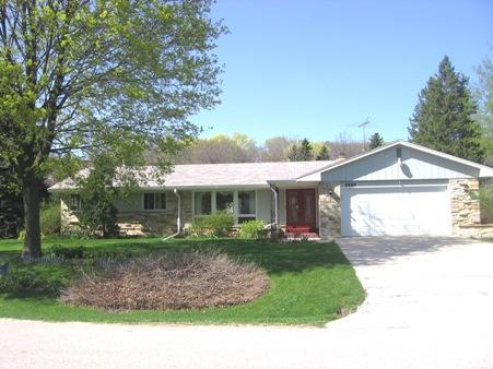 2242 W Daphne Rd., Glendale, WI 53209