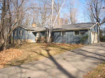 242 W Circle Dr., Oconomowoc, WI 53066