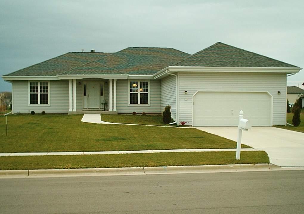 135 Amanda Ct., Mukwonago, WI 53149