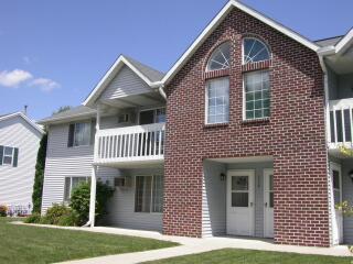 2008 Woodburn Rd #B, Waukesha, WI 53188