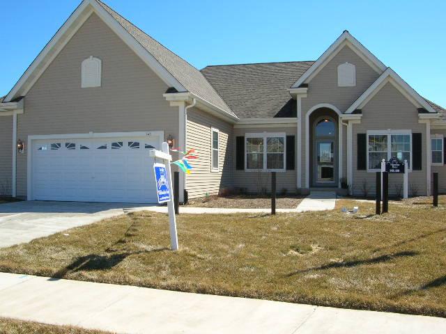 743 Creekwood Ln, West Bend, WI 53095