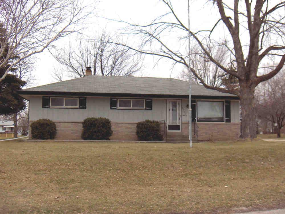 6940 W Squire Ave, Greenfield, WI 53220