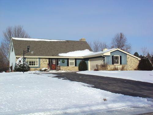 W253S4511 Meadowview Dr., Waukesha, WI 53189