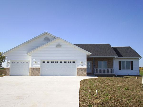 2713 Whispering Winds Dr., Sheboygan, WI 53081