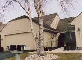 2330 W Dickinson Ct., Mequon, WI 53092
