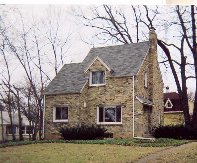 4156 N 97th St, Wauwatosa, WI 53222