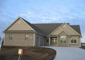 2732 N Single Tree Dr., Pewaukee, WI 53072