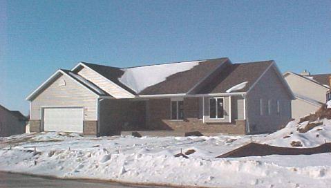 1054 Woods Edge, Hartford, WI 53027