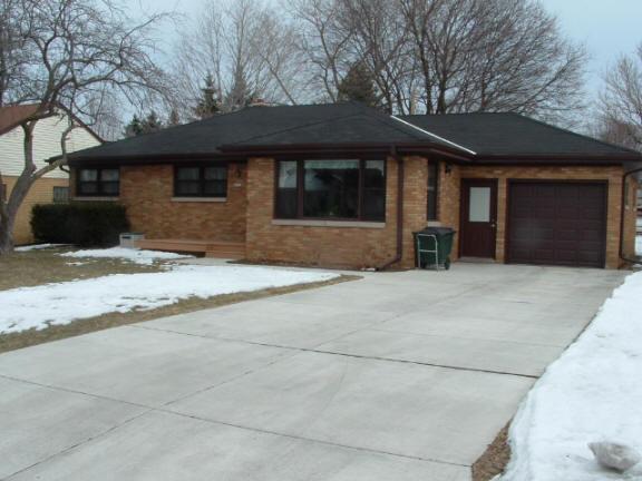 4062 N 98th St, Wauwatosa, WI 53222