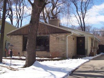 2527 N 113th St, Wauwatosa, WI 53226