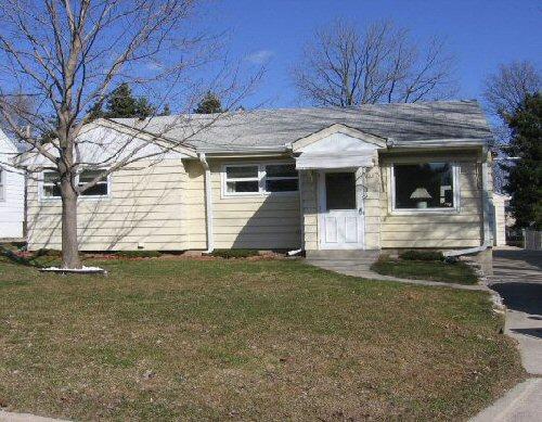 328 N 113th St, Wauwatosa, WI 53226