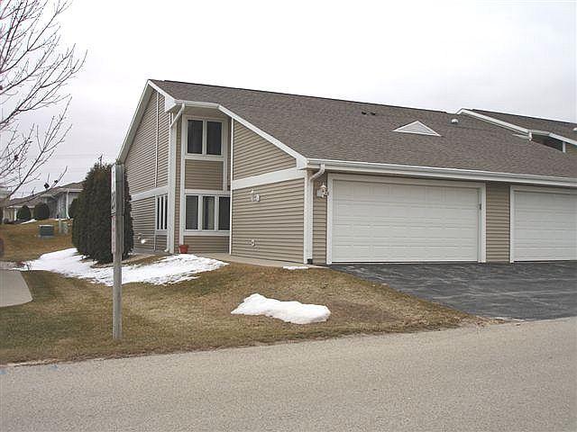 208 Hartford Sq., Hartford, WI 53027