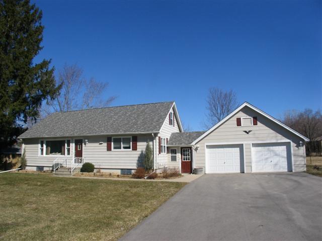 749 Glacier Rd., Pewaukee, WI 53072