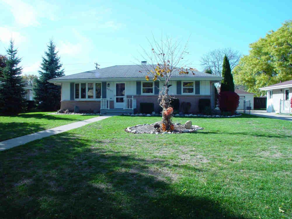 5801 S Honey Creek Dr., Milwaukee, WI 53221