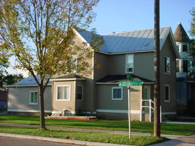 826 S 6th St, La Crosse, WI 54601