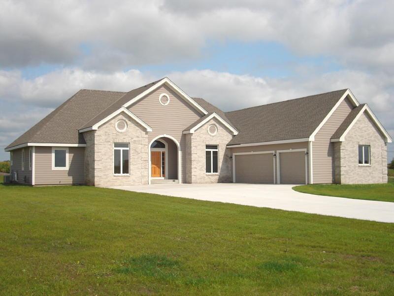 N67W35875 Stonewood Dr., Oconomowoc, WI 53066