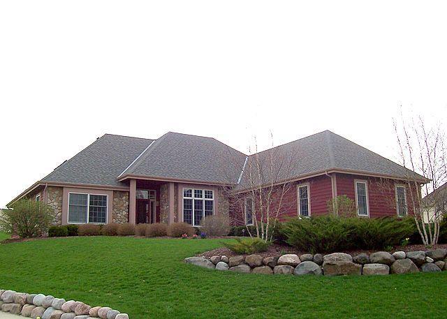 W261N2866 Woodburne Ct., Pewaukee, WI 53072