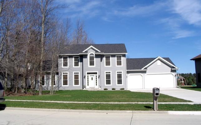 2127 Hunters Ridge Ct., Manitowoc, WI 54220