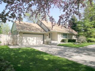 5740 S 43rd St, Greenfield, WI 53220