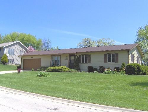 625 W Estate Ct, Elkhorn, WI 53121