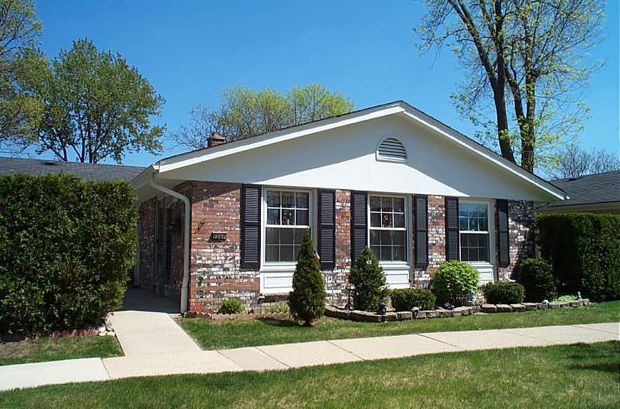 5244 Woodbridge Ln., Greenfield, WI 53221