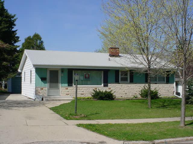 910 Sunset Dr., West Bend, WI 53095