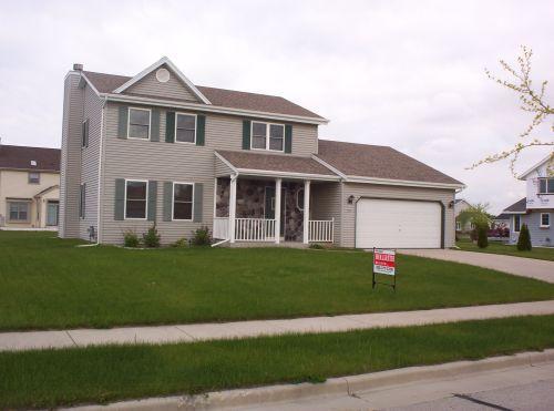 121 N White Oak Way, Saukville, WI 53080