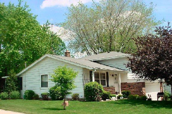 246 W Paradise Dr, West Bend, WI 53095