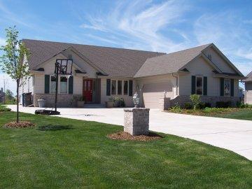 937 W Riverside Dr, Oak Creek, WI 53154