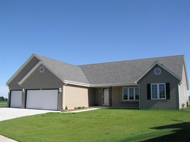 944 Bluebird Ct., Hartford, WI 53027