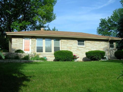 1650 S Lilly Ln, New Berlin, WI 53146