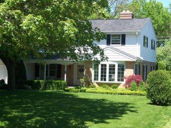 200 W Cherokee Cir, Fox Point, WI 53217