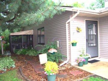 105 Tamarack Cir, Hartford, WI 53027