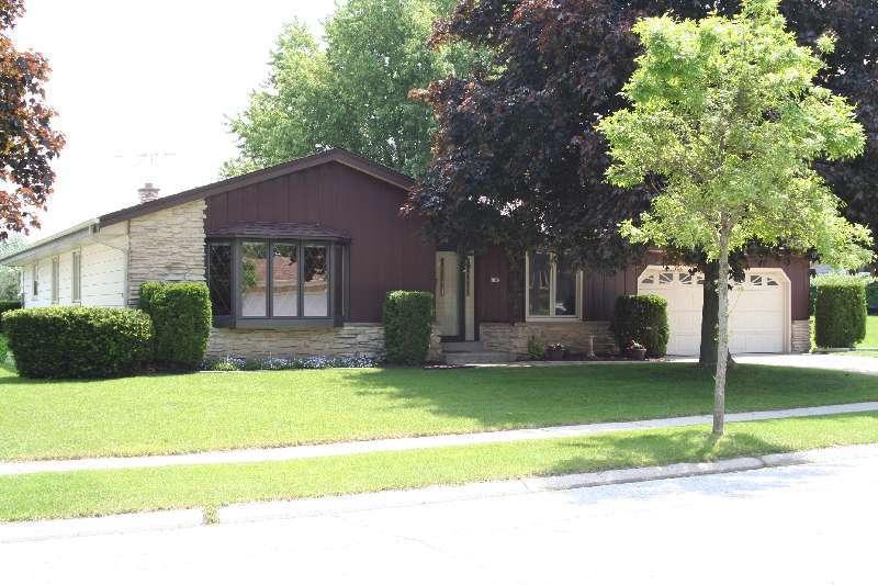 6102 Twin Oak Dr., Greendale, WI 53219