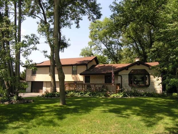 5465 S Honey Creek Dr., Greenfield, WI 53221