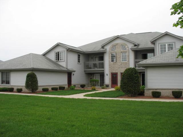 1083 Quinlan Dr #E, Pewaukee, WI 53072